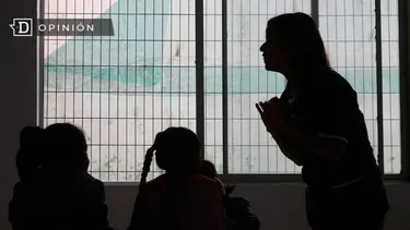 El Desconcierto | 14944 imagen de una profesora con dos alumnas.webp