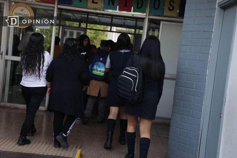 2918 colegiales igresando a clases.jpg