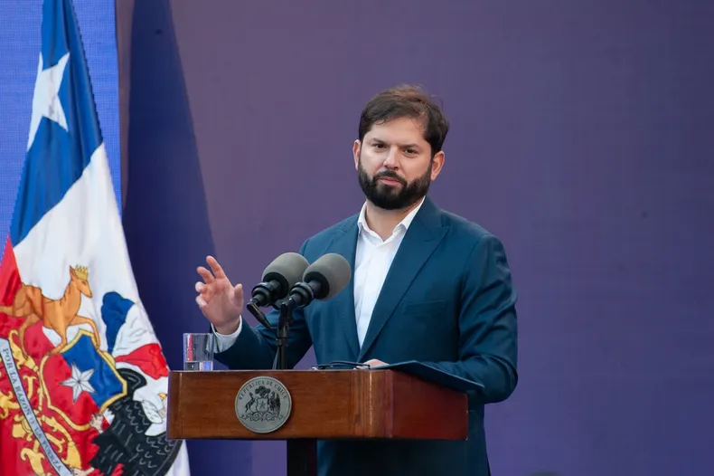 boric apunta a irresponsabilidad en la organizacion tras enfrentamientos entre hinchas de la u e independiente en avellaneda.webp