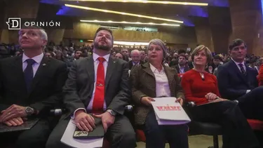 El Desconcierto | 20932 candidatos presidenciales sentados en primera fila de un for.webp