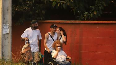 El Desconcierto | Cientos de personas evacuaron a adultos mayores sus animales y pertenecias luego de que el fuego amenazara el sector de Miraflores Bajo.jpg