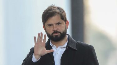 Boric acota su reforma de gabinete, blinda al núcleo duro y salva a polémico ministro