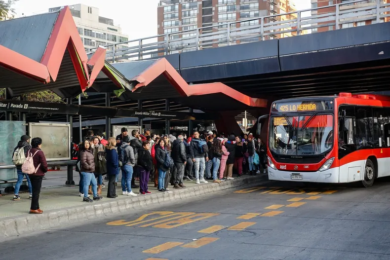 descuento en transporte publico revisa quienes pueden acceder a precios mas bajos.webp