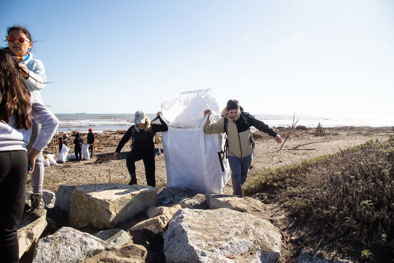 Voluntarios recogiendo basura en el Río Maipo.