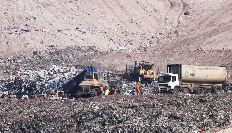 21219 relleno basura.webp