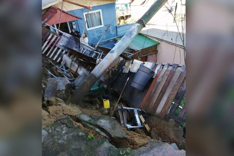 derrumbe en cerro ramaditas en valparaiso siete casas aisladas y adultos mayores atrapados e1694463218212.jpeg