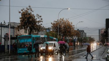 Lluvia en Santiago causa colapsos: ¿Hasta qué hora habrá precipitaciones y cuándo vuelven?