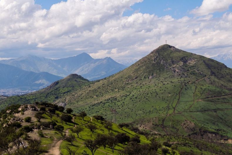 Fundación Cerros Isla, Reforestemos y Corporación Ciudades analizan los avances en Renca y Chena, la falta de mecanismos para abrir terrenos privados y los desafíos de planificación urbana Santiago.