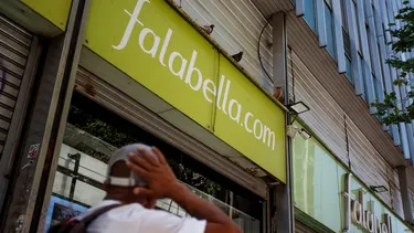 Guardias de Falabella la retuvieron y le quitaron artículos acusándola de ladrona pese a tener boleta: Deberán pagarle $1 millón