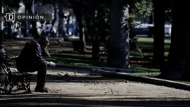 El Desconcierto | 22767 un hombre solo sentado en la banca de un parque.webp
