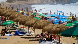 ¿Te puedes contagiar de COVID-19 en una piscina o el mar? La nueva preocupación de la ciencia en Europa