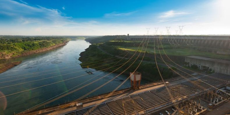 Itaipu hidroelectricas america latina_Alamy_2GN05H9 1440x720 1 e1658511859208.jpg