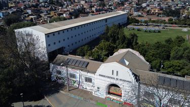 El Desconcierto | exposicion en valparaiso destaca 12 medidas de salvador allende con bordados de 35 mujeres.jpg