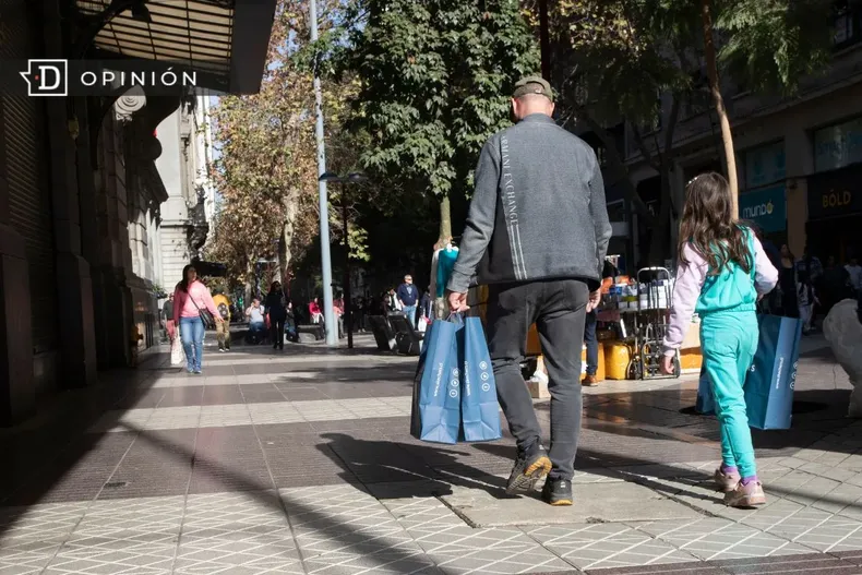 19350 padre e hija comprando en el paseo ahumada.webp