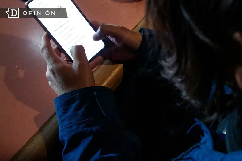 19248 persona con un celular en la mano.webp