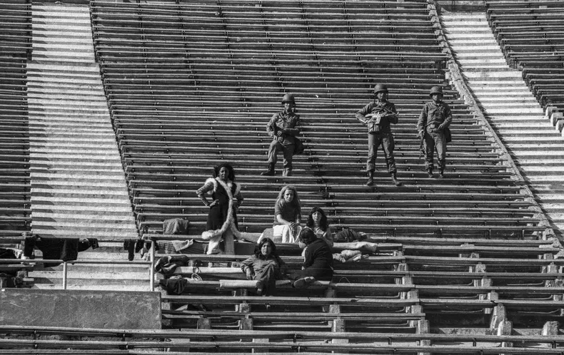sitios de memoria del estadio nacional conmemoran el 8m con libro de marcela mardones y homenaje a victoria diaz.webp
