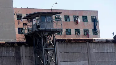 Contraloría detecta graves fallas en inhibidores de señal: Reos operan libremente desde cárceles