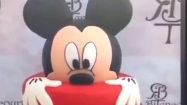 VIDEO| “Miren esta vulgaridad”: Cliente funa a pastelería por horrible torta de Mickey