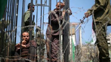 Treinta palestinos detenidos sin cargos por Israel inician huelga de hambre