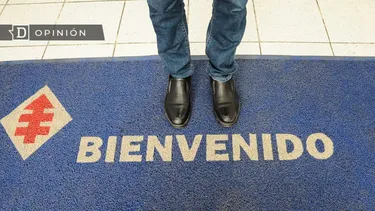 El Desconcierto | 19966 pies de una persona sobre un tapete con logo de la dc que di.webp