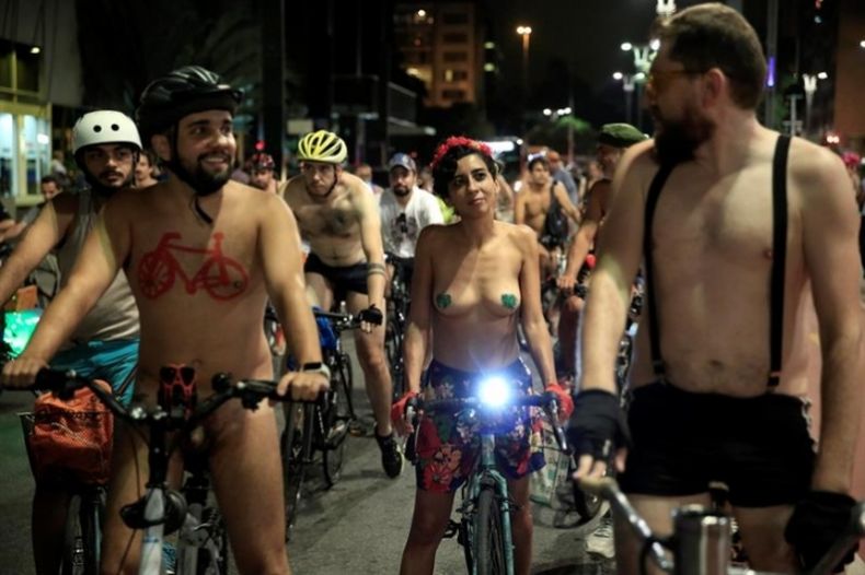 ciclistas desnudos.jpg