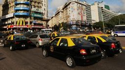 Amenazaron con prenderle fuego al auto: En Rosario no quieren a las taxistas mujeres en las calles