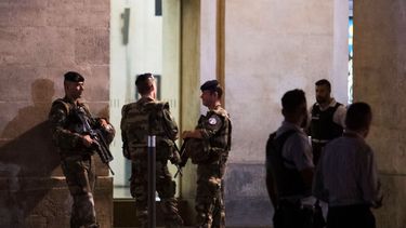 Dramático incidente en Paris: Tres sujetos se bajaron armados de un tren y desataron el pánico