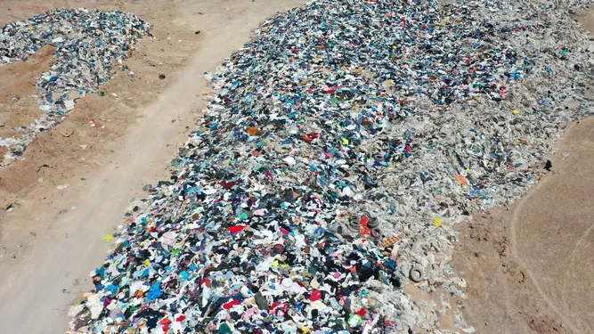 Estudios sugieren que basura textil en el desierto emite micro plásticos y aumenta enfermedades respiratorias