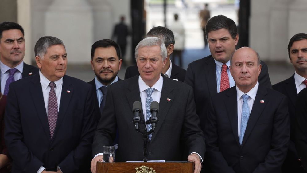 José Antonio Kast y algunos de sus ministros / Agencia Uno