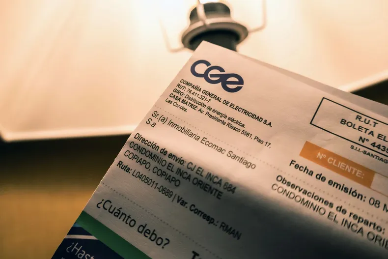 cge alego desproporcion en multa por interrupciones electricas tribunal confirma sancion de casi 4 mil millones.webp