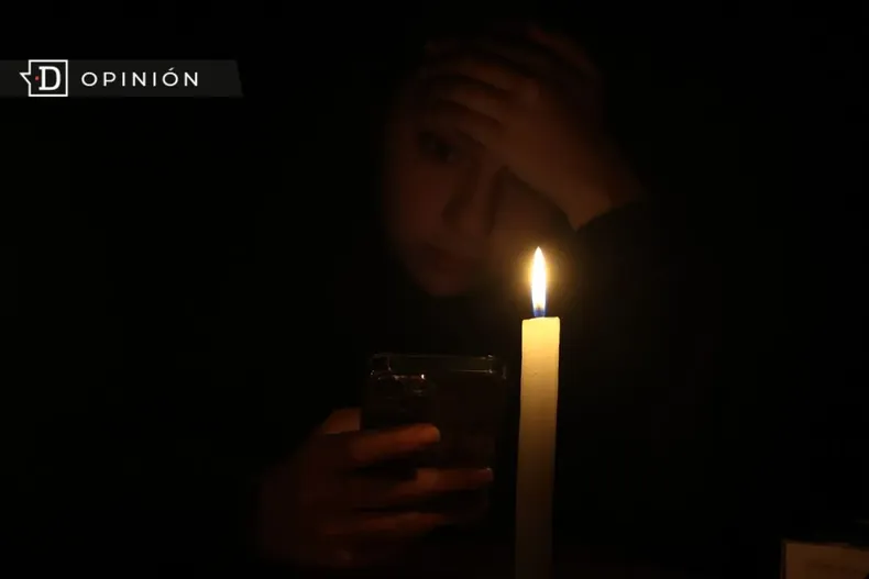 12196 imagen de una mujer mirando un celular con luz de vela duran.webp