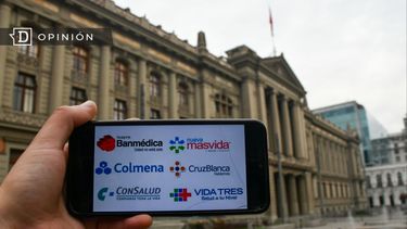 El Desconcierto | 8215 un celular con nombres de las isapres frente a la corte supr.jpg