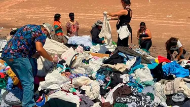 Recicladores de ropa del desierto relatan que personas pagadas por empresas los persiguen y echan de los vertederos