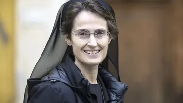 Desde hospital: Papa da mayor poder a la sor franciscana Raffaella Petrini, la primera gobernadora del Estado vaticano