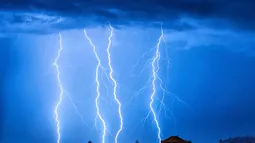 Lluvia y tormenta eléctrica de verano dejó a más de 30 mil hogares sin luz y 21 personas aisladas en Cajón del Maipo