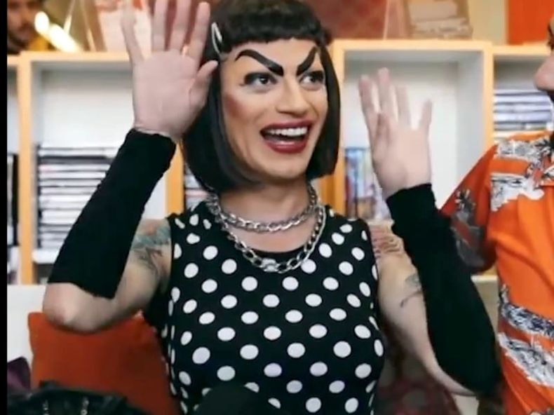 TAN INMUNDA Y TAN FELIZ.jpg