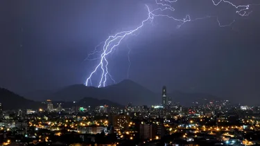 Chubascos, viento y tormenta eléctrica en Halloween: MeteoChile actualiza el pronóstico para la Región Metropolitana