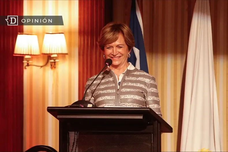 13847 candidata evelyn matthei en un podio.webp