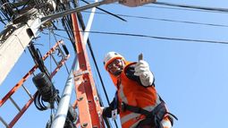 La contaminación del espacio público implica menor seguridad para la vida urbana, pero la realidad de un Chile atestado de cables en desuso espera cambiar. La contaminación del espacio público implica menor seguridad para la vida urbana, pero la realidad de un Chile atestado de cables en desuso espera cambiar.