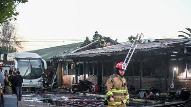 Gran explosión provoca incendio en oficinas municipales de Cerro Navia: Alcalde desliza intencionalidad