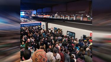 Línea 1 del Metro otra vez: Pasajeros acusan mucha demora y alta congestión de personas