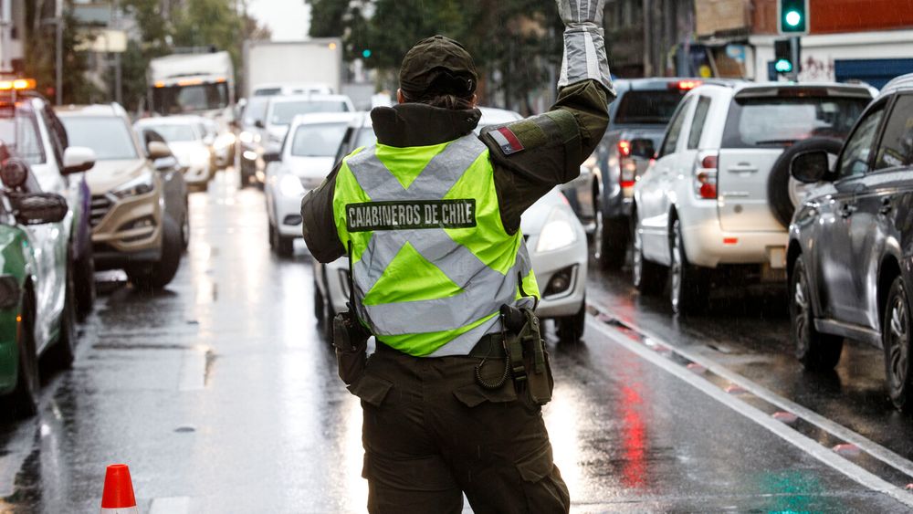Contraloría se deja caer en Carabineros por no incautar 626 autos robados ni detener a 144 prófugos en controles de tránsito