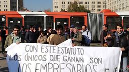 Confech y organizaciones sindicales y sociales presentaron una carta en La Moneda en rechazo del Estatuto Laboral Juvenil