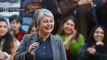 El Desconcierto | 20709 jeanette jara con un microfono en la mano.webp