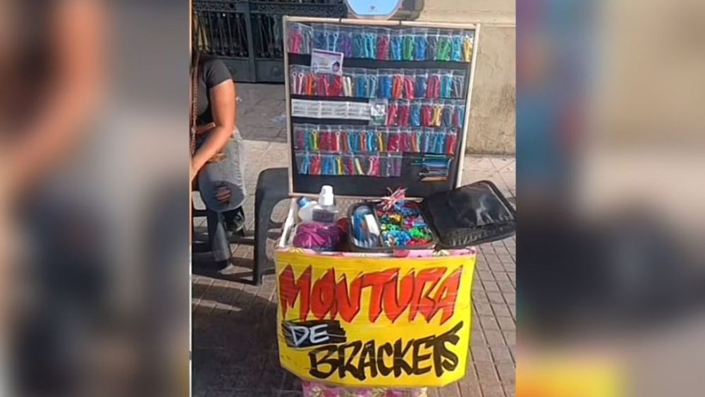 VIDEO | ¿Brackets a $12 mil?: Mujer ofrecía servicios afuera de metro Estación Central