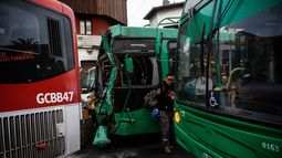 Alta congestión en Santiago: Choque de tres micros en Recoleta y lluvia en algunos sectores