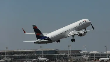 En plena temporada estival: Sernac pide a Sky, LATAM y Jetsmart informar cómo tratan a pasajeros con estrés