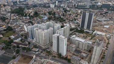 Vista aérea de la Región Portuaria de Río de Janeiro, donde nuevos complejos residenciales de alto estándar avanzan sobre antiguos tejidos populares. La revitalización urbana ha impulsado una fuerte valorización del suelo y procesos de especulación inmobiliaria. Mientras Brasil enfrenta un déficit habitacional estimado en más de 6 millones de viviendas (Fundação João Pinheiro), miles de unidades nuevas se concentran en segmentos de mercado inaccesibles para la población de bajos ingresos. Región Portuaria, Río de Janeiro, Brasil.