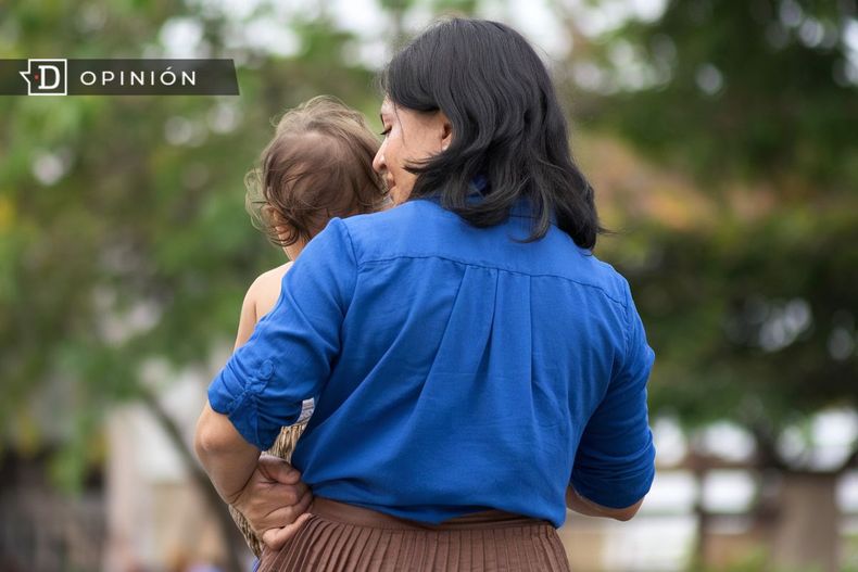 7818 mujer de espaldas con su hijo en brazos.jpg