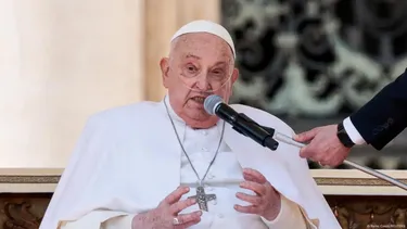 Papa Francisco reaparece convaleciente en silla de ruedas y oxígeno a dos semanas de su grave hospitalización